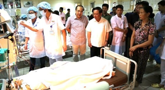 Hoa Binh leaders visit patients in the incident (Photo: SGGP)