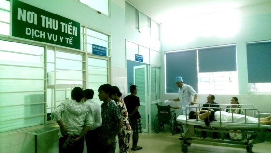 1,900 medical service in public hospitals will apply a new fee hike plan for patients without health insurance from June 1 (Photo: SGGP)