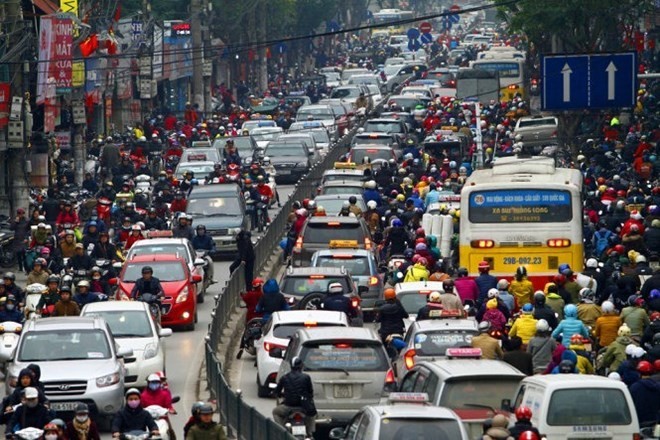 A traffic jam on a section of Thai Ha street in Hanoi. (Source: Tuoitre.vn)