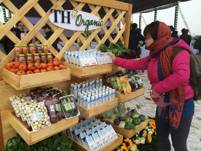 Organic products are displayed at a fair(Photo: VNA)