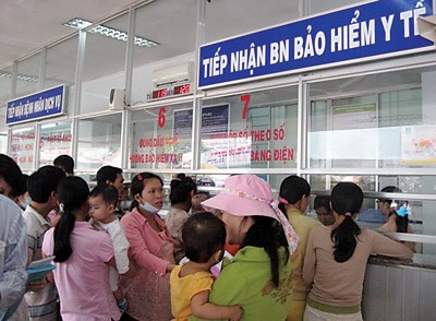 Insured patients are queuing in front of booth in hospitals (Photo: SGGP)