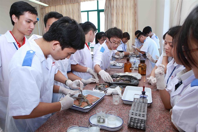 Students at the Hai Phong University of Medicine and Pharmacy A new training program will place more emphasis on practice. – VNA/VNS Photo Quy Trung