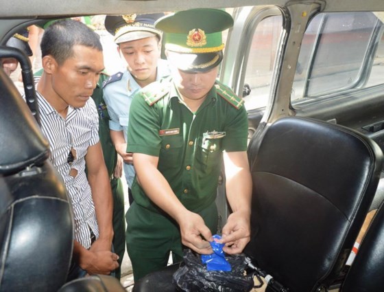 Police officers find out drug in the vehicle (Photo: SGGP)