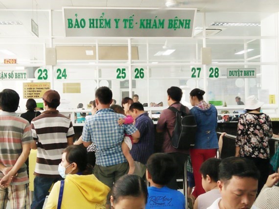 Uninsured patients are queuing at drug booth in hospitals ( Photo: SGGP)