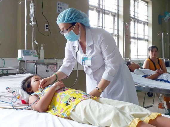A kid is being treated in Children Hospital in Ca Mau Province (Photo: SGGP)