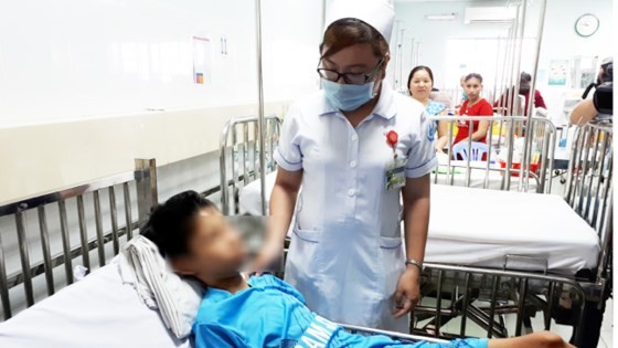 The boy is treated in the intensive care unit after the operation (Photo: SGGP)
