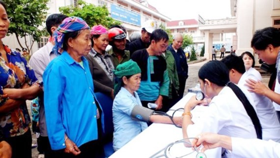 Medical workers are examining poor people in the program (Photo: SGGP)