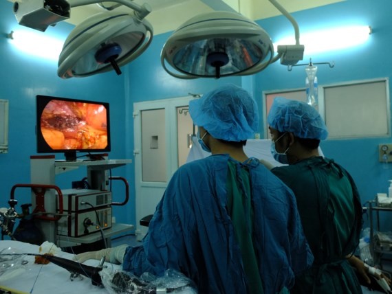 Surgeons perform an operation on ruptured bladder patient (Photo: SGGP)