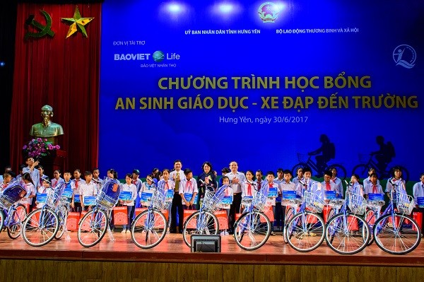 Vice President presents gifts to poor students in Hung Yen (Source: hungyentv.vn)