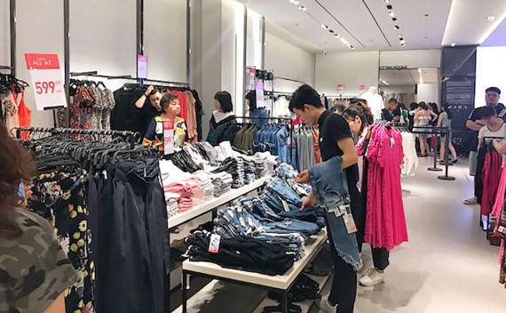 Young people are selecting a clothes of their choice in Zara store in HCMC (PHoto: SGGP)