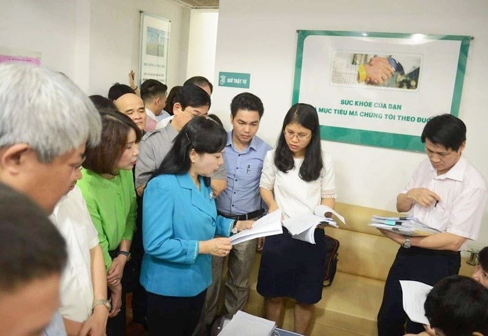 The Health Minister and inspectors pay visit to a private clinic in Hanoi to check quality (Photo: SGGP)