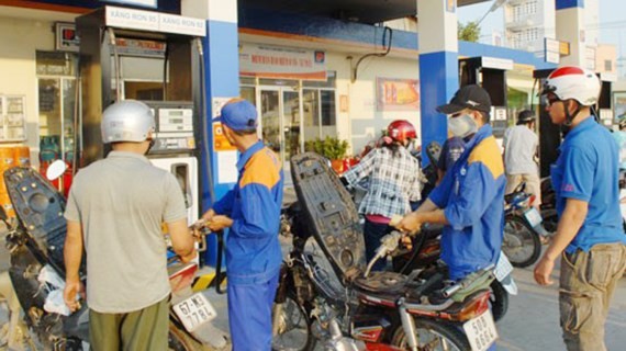 The government encourages consumers to switch from the popular A92 gasoline to the ethanol-mixed biofuel E5 by stopping selling the popular gasoline A92 from January 1, 2018  (Photo: SGGP)