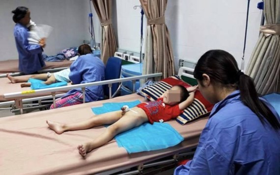 One of kids in Khoai Chau District is beign treated in the National Hospital of Dermatology and Venereology (Photo: SGGP)
