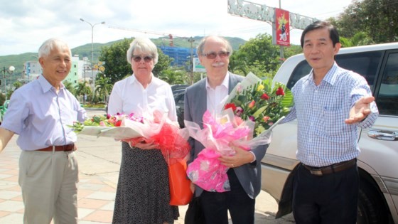 Deputy Chairman of Binh Dinh province People’s Committee Tran Chau and Professor Tran Thanh Van welcome Professor Gerard‘t Hooft at the airport (Photo: SGGP)