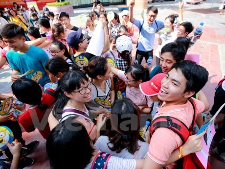 Hanoians give out free hugs to share love in Int’l Free Hugs Day. (Photo: VNA)
