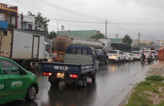 A traffic jam in the National Highway No.20 in Lam Dong Province slows down thousands of vehicles for more than 5 kilometers yesterday (Photo: SGGP)
