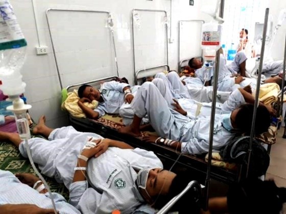 Inpatients share bed in hospitals in Hanoi (Photo: SGGP)