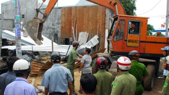 Government removes an illegal constructed house (Photo: SGGP)
