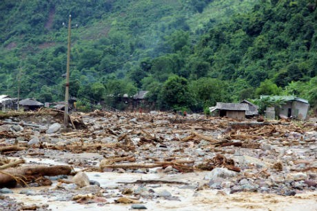 Hua Nam Village in the northern mountainous province of Sơn La has been hit hard by flooding. Nine people have died, six are missing, six injured and nearly 300 houses destroyed by flash floods. — VNA/VNS Photo Nguyen Cuong