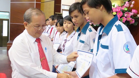 A representaive from the Association gives scholarships to needy students (Photo: SGGP)