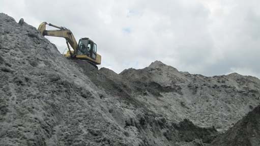 HCMC encourages to use ash, slag and plaster to replace sand and clear away scrapyards (Photo: SGGP)