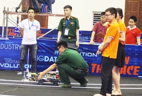 Students of the Academy of Military Technology perform at teh Digital Race Competition (Photo: SGGP)