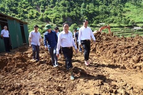 VFF Central Committee President Tran Thanh Man visits people affected by floods in Muong La district, Son La province (Source: baomoi)
