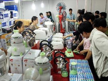 One hundred businesses with 120 stalls are featuring goods from Thailand at the 2013 Thai Retail Fair (Photo: VNA)