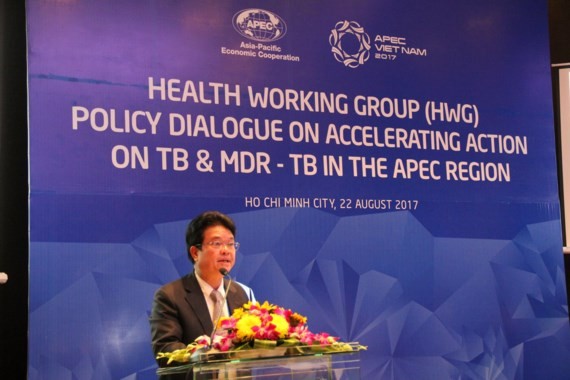 Deputy Minister of Health Pham Le Tuan speaks at the meeting (Photo: SGGP)
