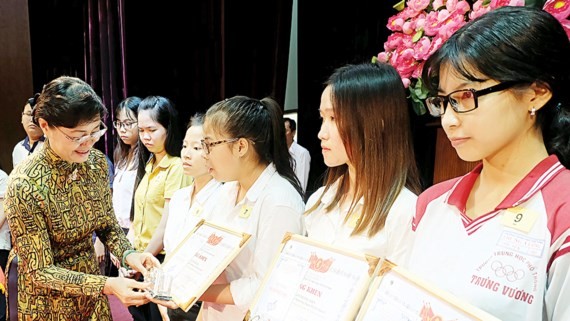 Ms. Nguyen Thi Quyet Tam presents scholarships to students (Photo: SGGP)
