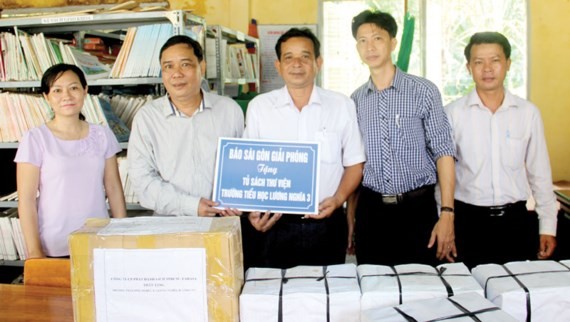Five bookcases given to schools in Hau Giang Province