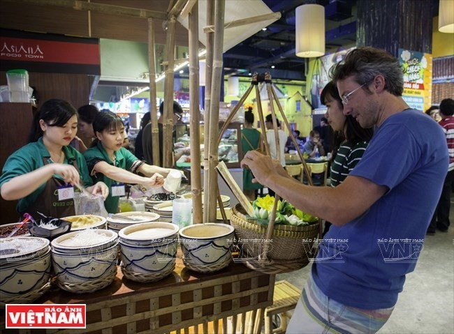Visitors to Sense Market, an undeground market in District 1 of HCM City (Photo: Vietnam Pictorial)