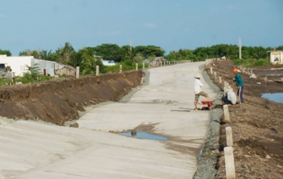 Workers are reinforcing eroded dyek due to weak land (Photo: SGGP)