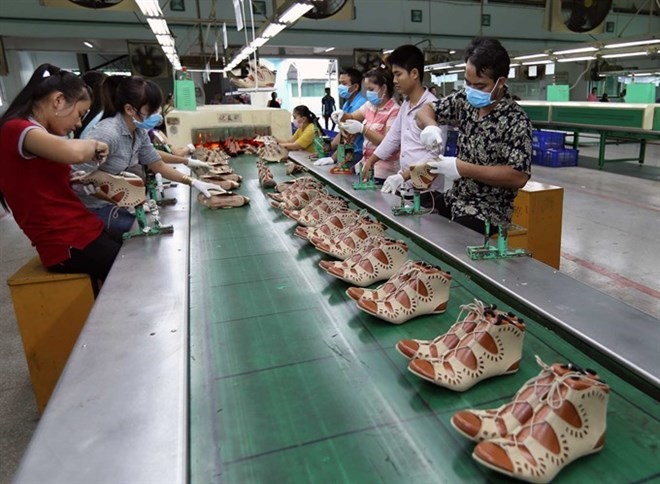 Workers at My Phong Shoe Company in the southern province of Tra Vinh produce shoes for exports. (Photo: VNA)