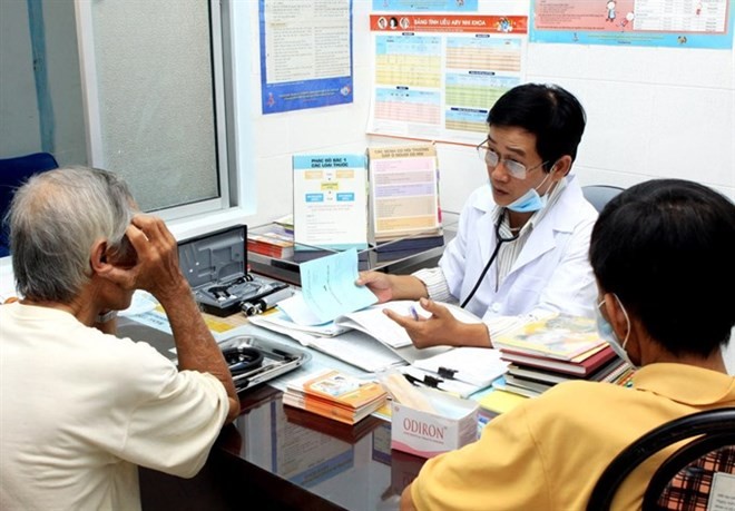 Health workers are counseling patients at a HIV/AIDS prevention and control centre in the southern province of Khánh Hòa. (Source:VNA)