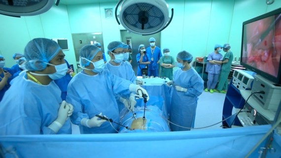 Medicine trainees are practising at an operation room (Photo: SGGP)