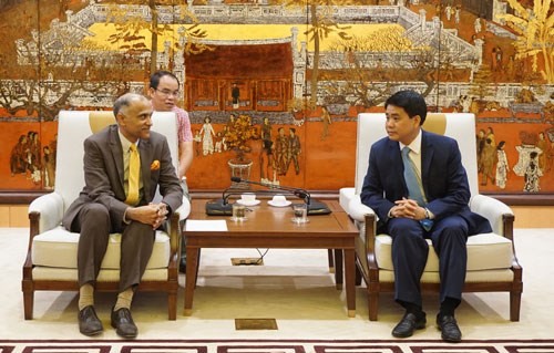Chairman of the Hanoi People’s Committee Nguyen Duc Chung (R) receives Indian Ambassador to Vietnam Parvathaneni Harish (Photo: VNA)