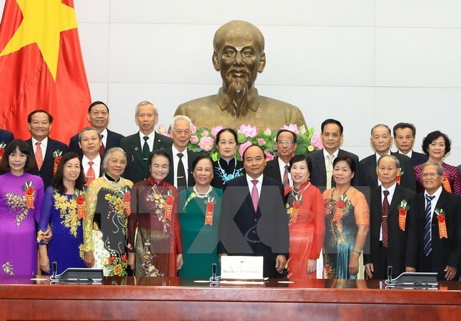 Prime Minister Nguyen Xuan Phuc (fifth from the right, first line) and outstanding elder people (Source: VNA)