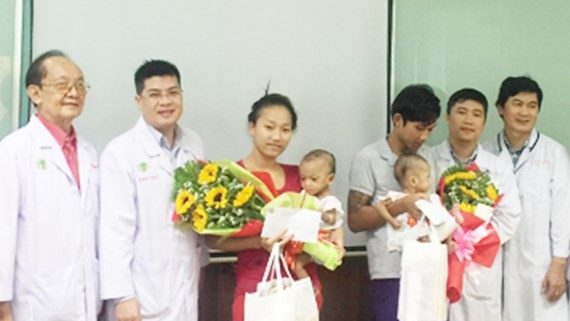 Medical workers congratulate the twins' parents when the babies are discharged (Photo: SGGP)