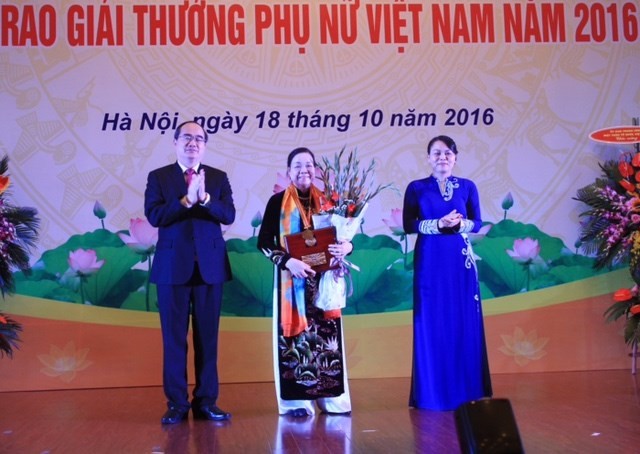 At the award ceremony of the Vietnam Women Award 2016 (Source: dangcongsan.vn)
