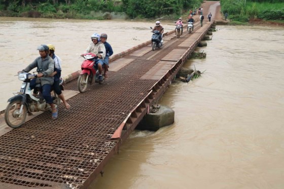 Ong Thieu Bridge in poor repair (Photo: SGGP)