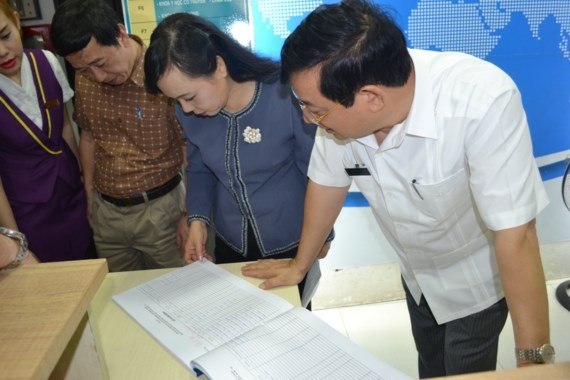 Health Minister Nguyen Thi Kim Tien pays visits to foreign medical clinics to check its activities (Photo: SGGP)