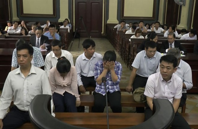 Former VN Pharma’s chairman of the Board of Directors cum general director Nguyen Manh Hung (right, first line), former director of H&C International Marine Trade Company Vo Manh Cuong (left, first line) and seven other defendants are at the appeal court 