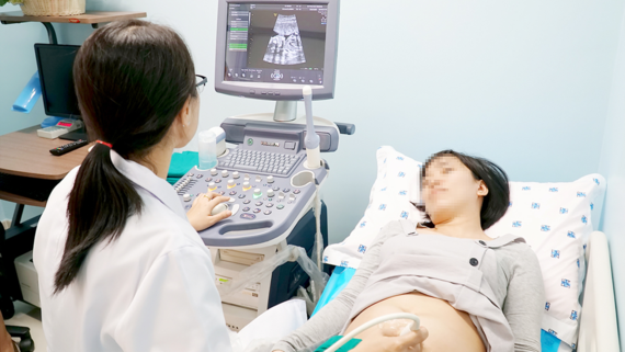 A pregnant undergo prenatal check at Tu Du Maternity (Photo: SGGP)