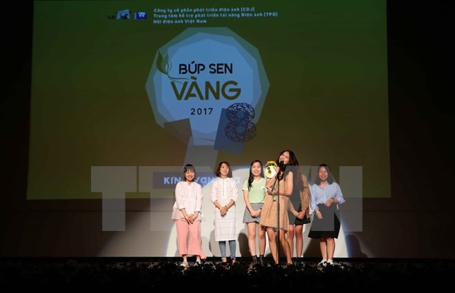 Nguyen Ngoc Mai joyfully receives a lotus bud award for documentary "Lan" (forgetful). (Source: VNA)