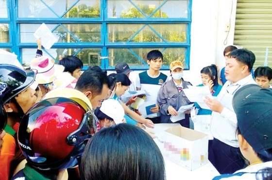 Workers of Sae Hwa Vina Company in Cu Chi require managers to pay salary and insurance (Photo: SGGP)
