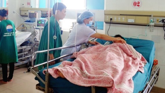 The traffic victim are being taken care of by medical workers of Quang Tri's General Hospital (Photo: SGGP)