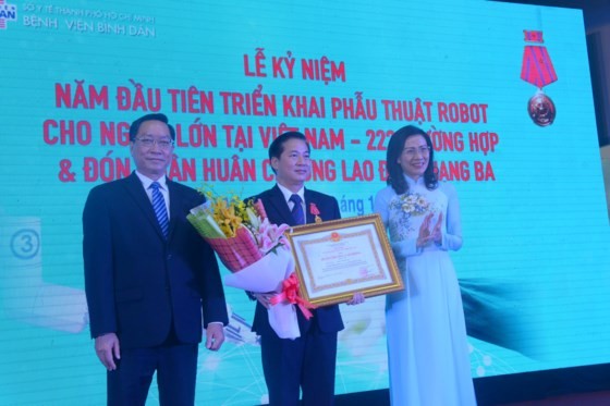 Director of Binh Dan Hospital (center) is awarded Third class labor order (Photo: SGGP)
