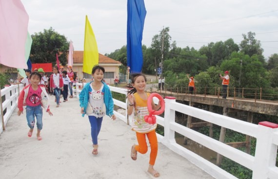 One of the bridge is built by the group of overseas Vietnamese peopel (Photo: SGGP)