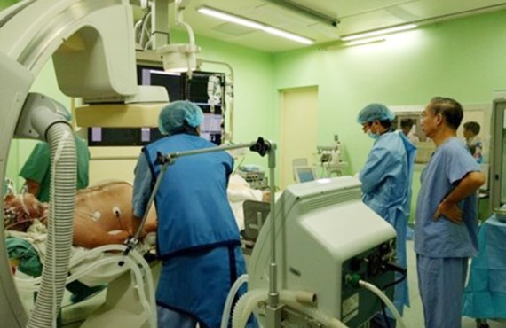 Vietnamese doctors save French with heart attack